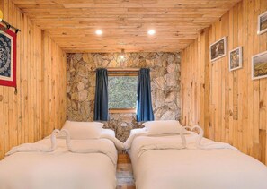 Habitación con 2 camas individuales, vista al jardín | Decoración personalizada, muebles diferentes y escritorio