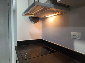 Kühlschrank, Mikrowelle, Kochgeschirr/Geschirr/Besteck