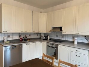 Kjøleskap og kaffetrakter/tekoker