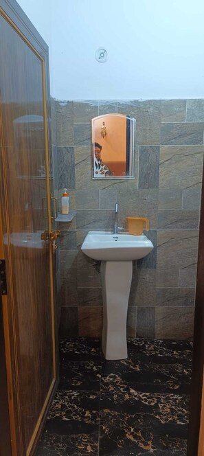 Standard Room | Bathroom | Shower, towels, soap, shampoo - Fauzi Rasoi & Guest House (Faizabad)