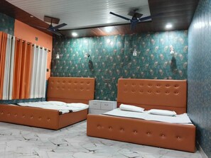 Habitació quàdruple | Llits addicionals, wifi gratuïta i roba de llit 