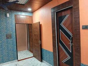 Rollaway beds, free WiFi, bed sheets - Fauzi Rasoi & Guest House (Faizabad)