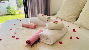 2 bedrooms, in-room safe, desk, iron/ironing board