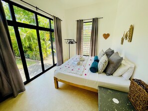 2 habitaciones, caja de seguridad en la habitación y escritorio 