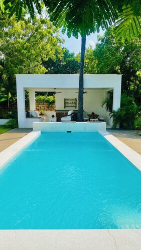 Nyumba Nyekundu- Perfect hideaway, ideal for up to 4 guests in two double rooms.
