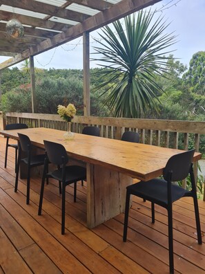 Outdoor dining - Relax on the deck in Ngunguru. (Ngunguru)