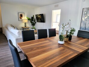 Dining - Spacious 3BR & 2BA Apartment 5 Mins to LACMA & Academy Museum of Motion Pictures (Beverly Hills)