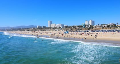 Spacious 3BR & 2BA Apartment 5 Mins to LACMA & Academy Museum of Motion Pictures