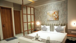 Une chambre d’hôtel moderne avec un grand lit, une cloison en bois et un élément décoratif mural.