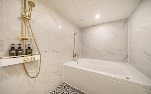 Suite Spa | Badezimmer | Haartrockner, Hausschuhe, Bidet, Handtücher