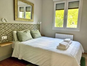 4 bedrooms, iron/ironing board, free WiFi, bed sheets