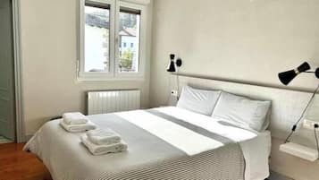 4 bedrooms, iron/ironing board, free WiFi, bed sheets