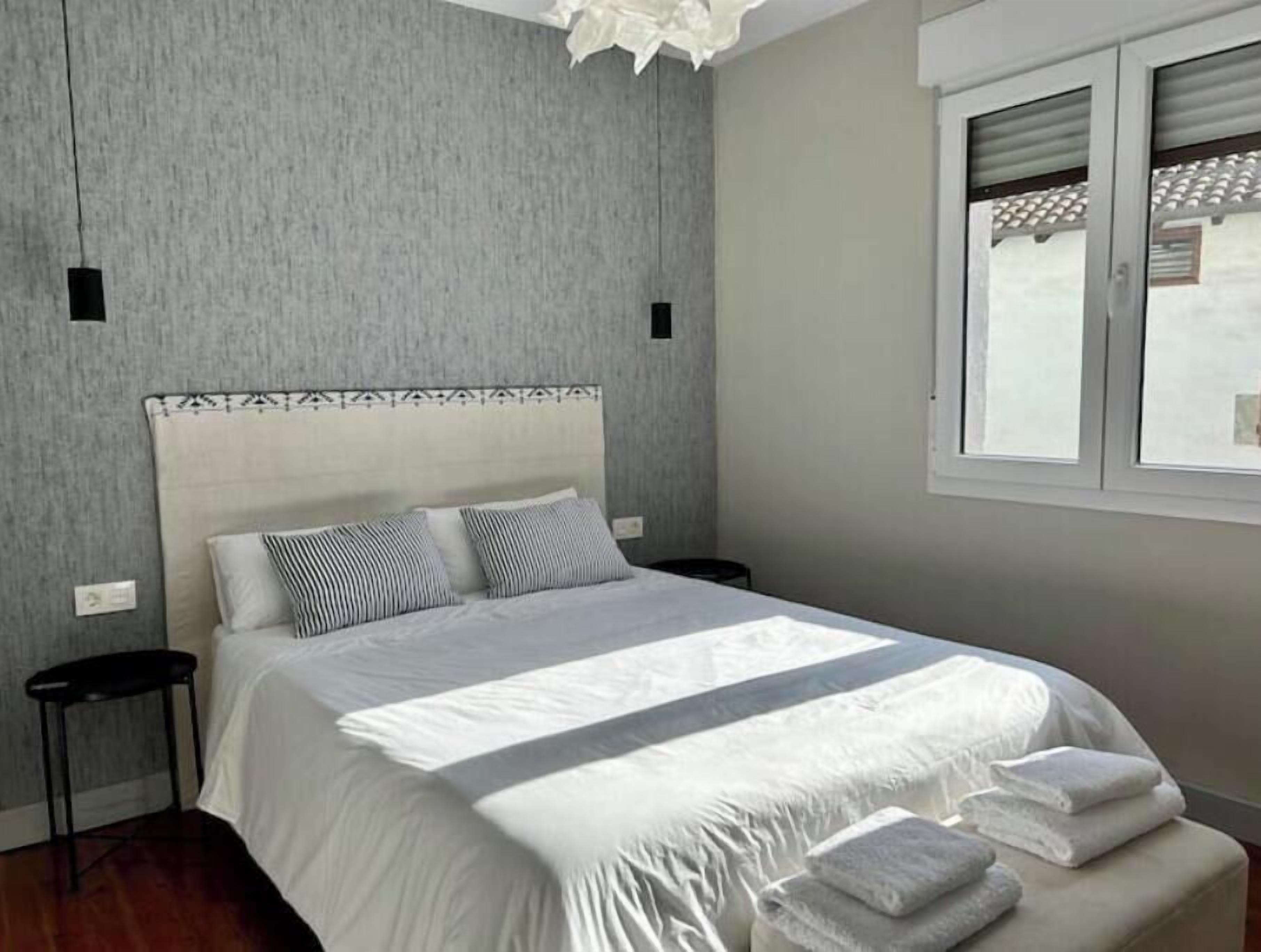 4 bedrooms, iron/ironing board, internet, bed sheets