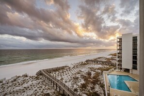 On the beach - Harwood’s Seaside Haven Beachfront + Boat Access, 2br/2ba condo Wind Drift 502SE (Orange Beach)