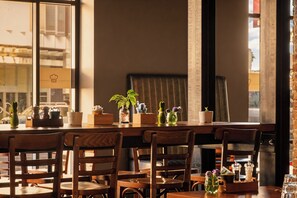 Dining - Brisbane City CBD Studio w/ Pool & Gym (Brisbane City)