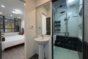 Superior-Zimmer, Stadtblick | Schreibtisch, laptopgeeigneter Arbeitsplatz, kostenloses WLAN