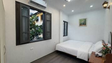 Superior-Zimmer, Stadtblick | Schreibtisch, laptopgeeigneter Arbeitsplatz, kostenloses WLAN