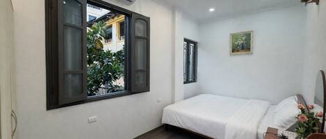 Superior-rum - utsikt mot staden | Skrivbord, arbetsyta för laptop och gratis wi-fi