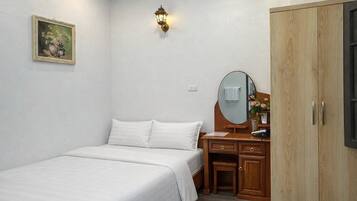 Basic Room, City View | Desk, laptop workspace, free WiFi