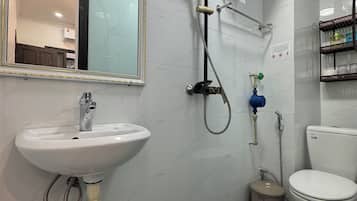 Superior-værelse - byudsigt | Badeværelse | Bruser, hårtørrer