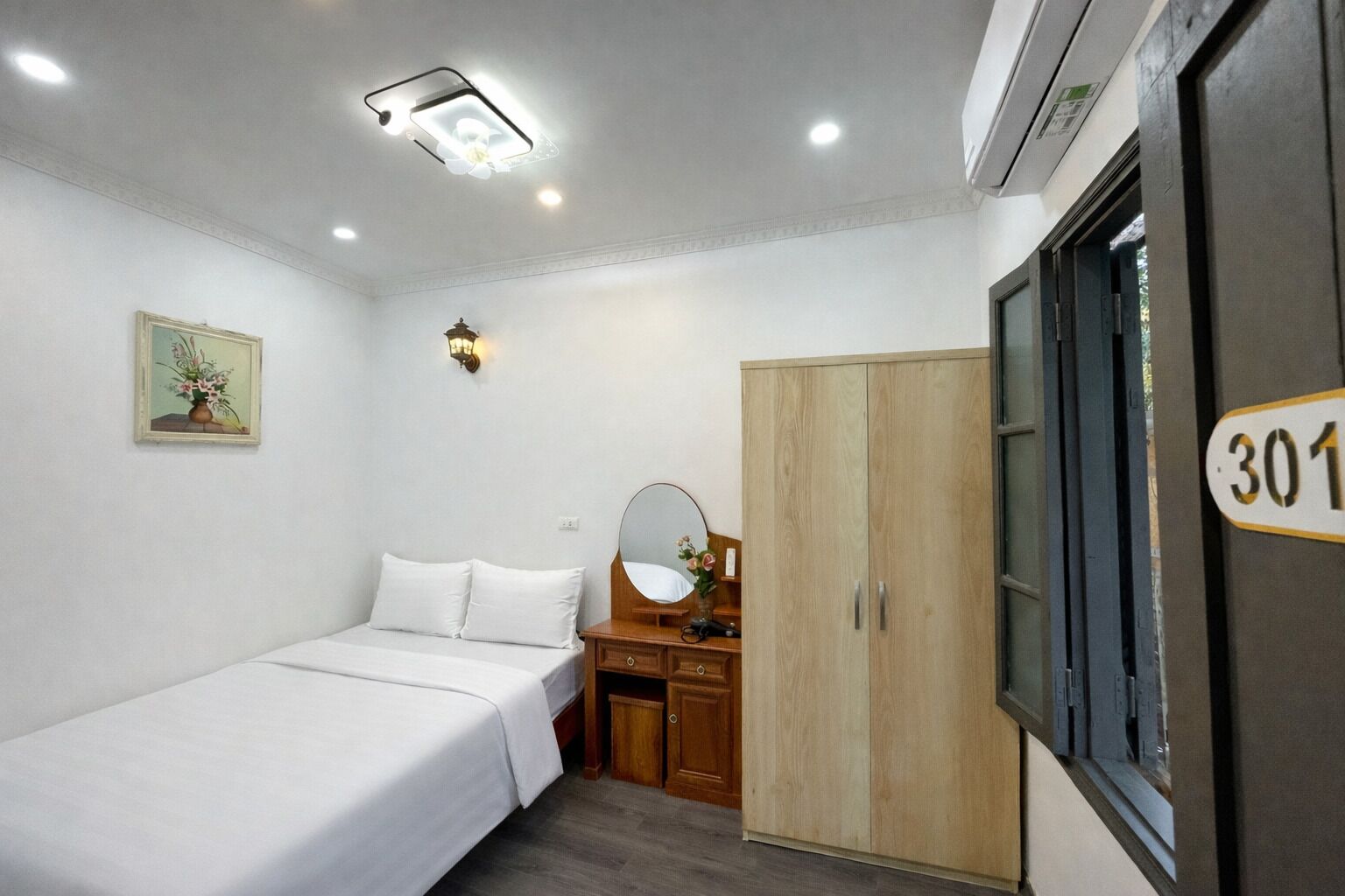 Rom – basic, byutsikt | Skrivebord, skrivebord for bærbar PC og wi-fi (inkludert)