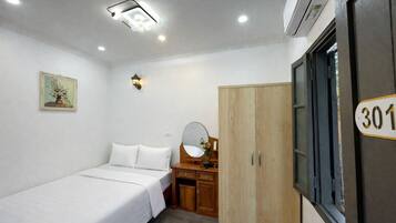 Rom – basic, byutsikt | Skrivebord, skrivebord for bærbar PC og wi-fi (inkludert)