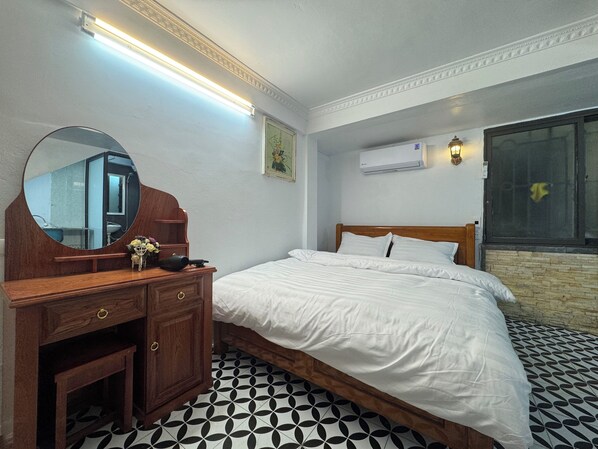 Basic Room, City View | Desk, laptop workspace, free WiFi - HC Luxury Apartment 02 (Phuong O Cho Dua)