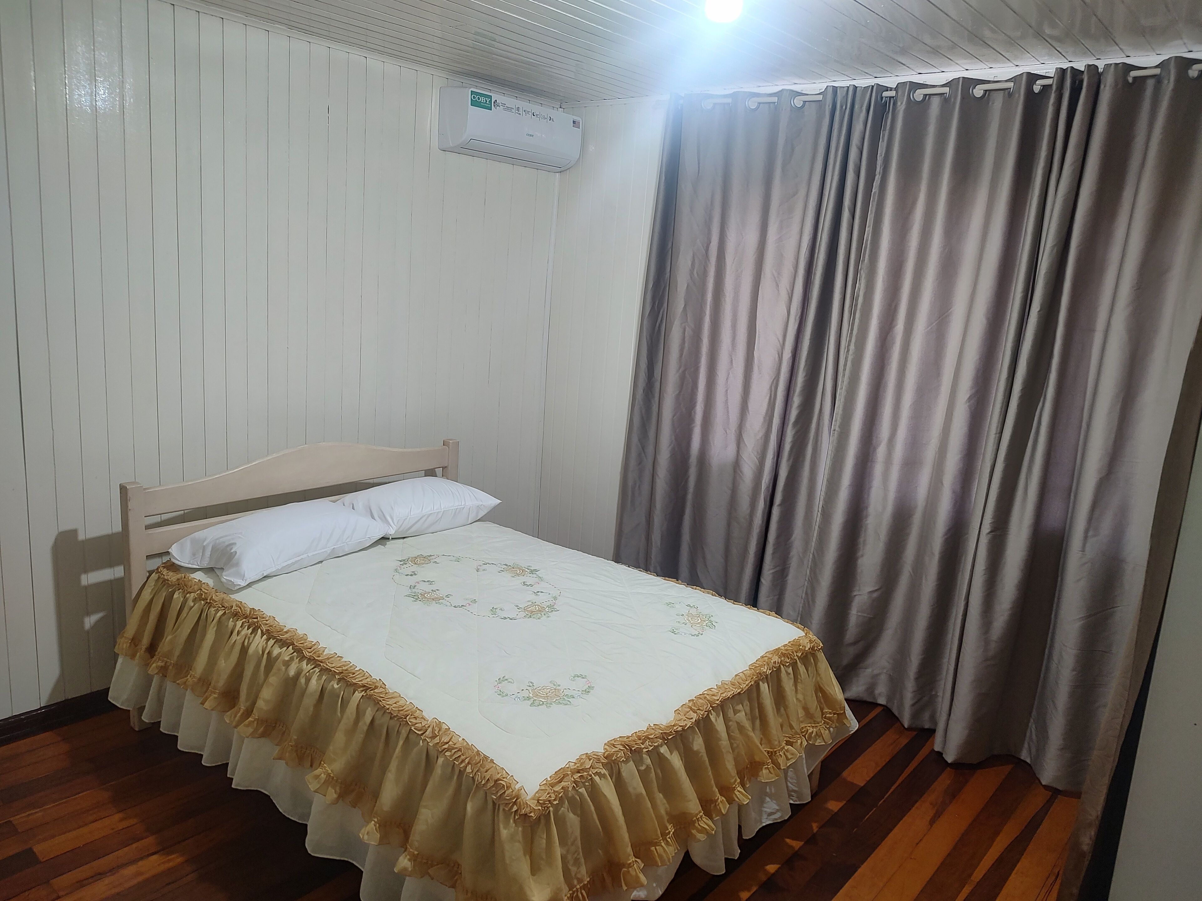 3 sovrum, skrivbord, strykjärn/strykbräda och resesäng