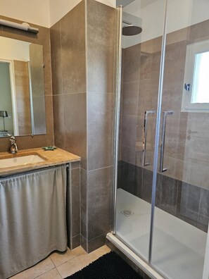 Shower, towels, toilet paper - Charming house in a quiet location - 40 minutes from the beach (Saint-Laurent-de-la-Cabrerisse)