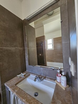 Doccia, asciugamani, carta igienica