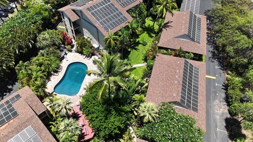 Kona Condo w/ Screened Lanai + Pool | Walk to Town