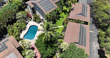 Kona Condo w/ Screened Lanai + Pool | Walk to Town