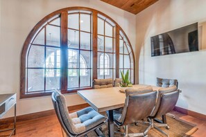Dining - The City Nest - Near Dallas & DFW Airport (Farmers Branch)