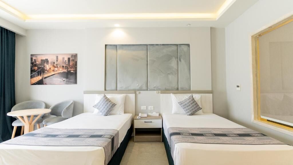 Dobbelt- eller tomannsrom – deluxe, balkong, hageutsikt | Safe på rommet og wi-fi (inkludert)