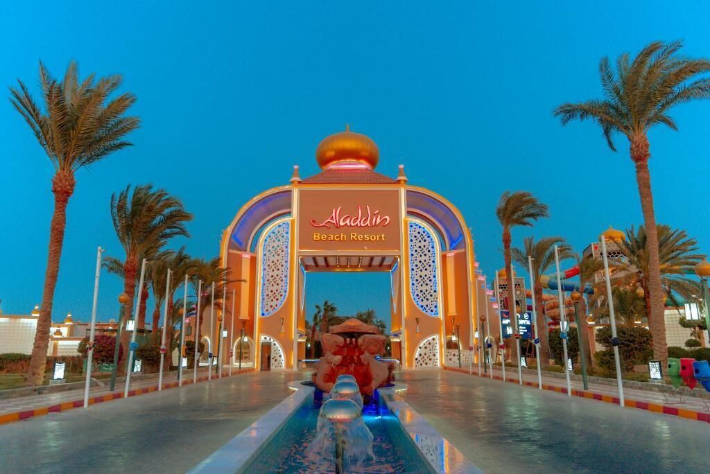 Un elemento acuático con un letrero que dice "Aladdin Beach Resort" en el centro.