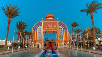 Un elemento acuático con un letrero que dice "Aladdin Beach Resort" en el centro.