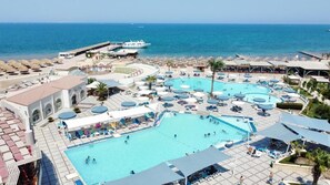 Outdoor pool, pool umbrellas, pool loungers - Aladdin Beach Resort (Hurghada)