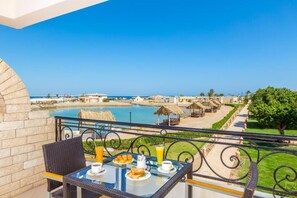 Outdoor dining - Aladdin Beach Resort (Hurghada)