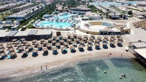 Outdoor pool, pool umbrellas, pool loungers - Aladdin Beach Resort (Hurghada)