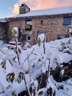 Exterior - Charm of yesteryear and modernity", the 18th century in private country style. (Le Pertuis)