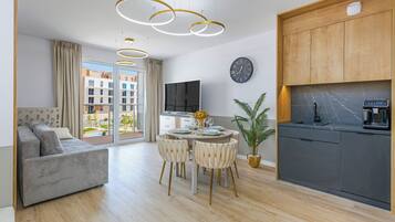 Apartamento, sacada | Área de estar | TV de tela plana