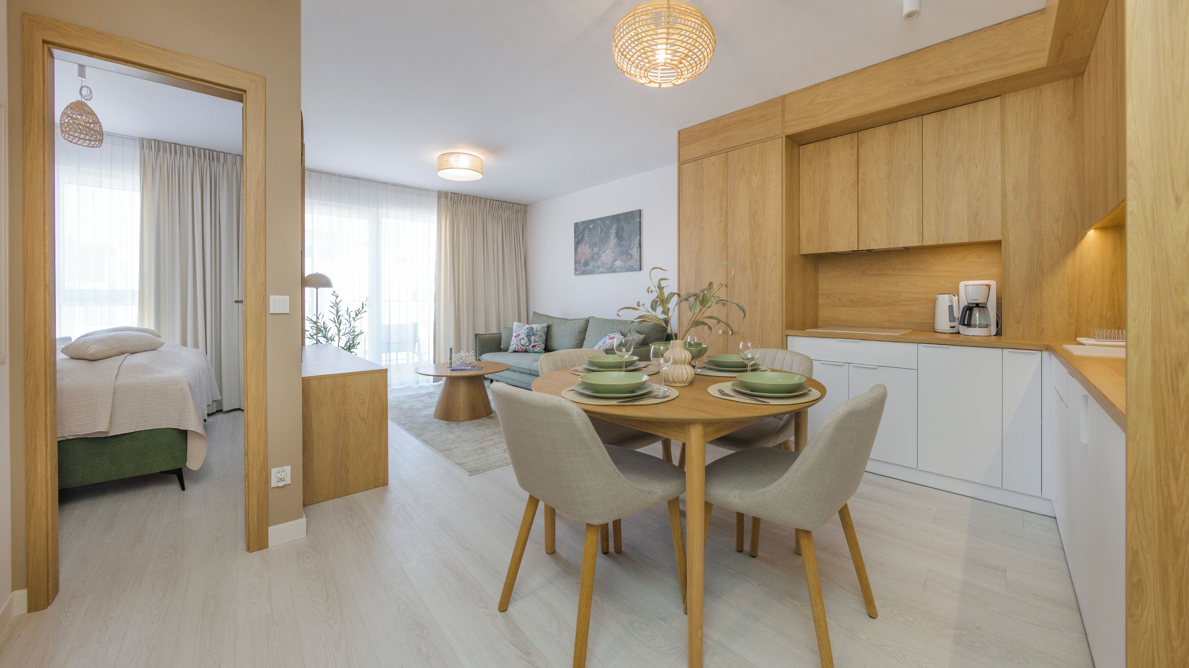 Un apartamento moderno con comedor, cocina y sala de estar.