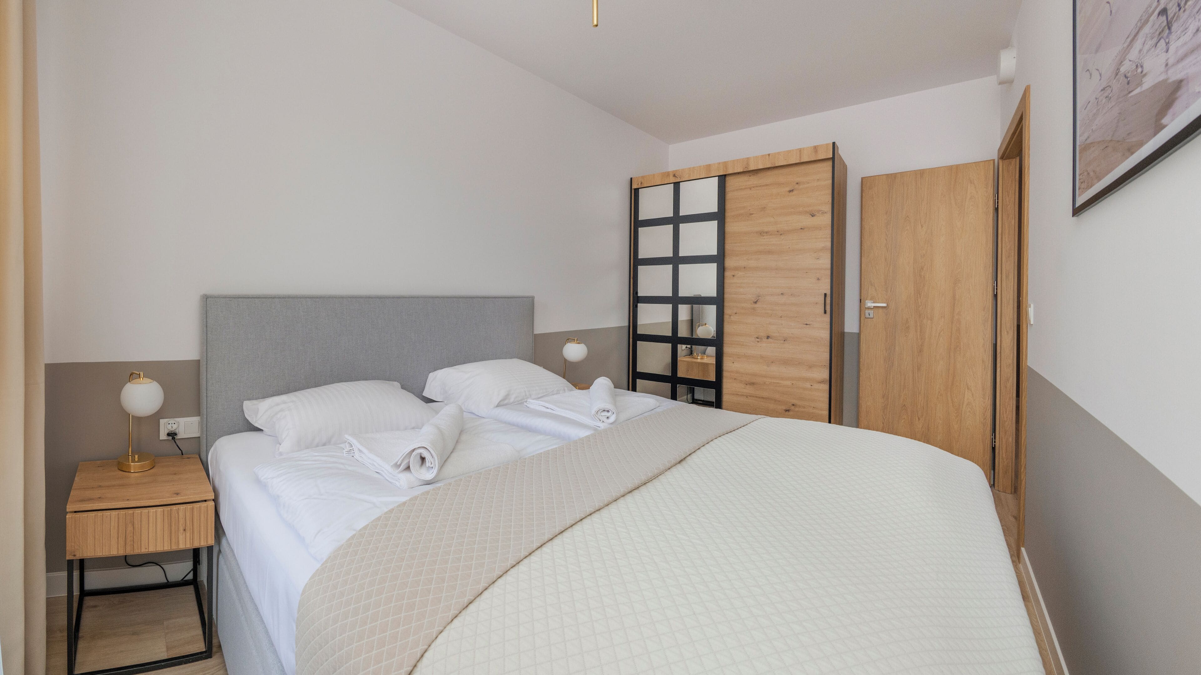 Apartemen (A210) | Didekorasi berbeda-beda dan dilengkapi dengan perabotan berbeda-beda