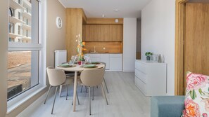 Apartemen (B102) | Dapur pribadi | Lemari es, kompor, ketel listrik, dan peralatan masak/sendok-piring