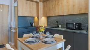 Apartment (201 C) | Private kitchen | Fridge, stovetop, electric kettle, cookware/dishes/utensils - Apartamenty Sun & Snow Bałtyk Jastrzębia Góra (Jastrzębia Góra)