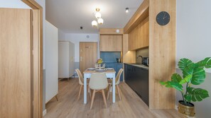 Appartement (201 C) | Privékeuken | Een koelkast, een kookplaat, een waterkoker, kookgerei, borden en bestek