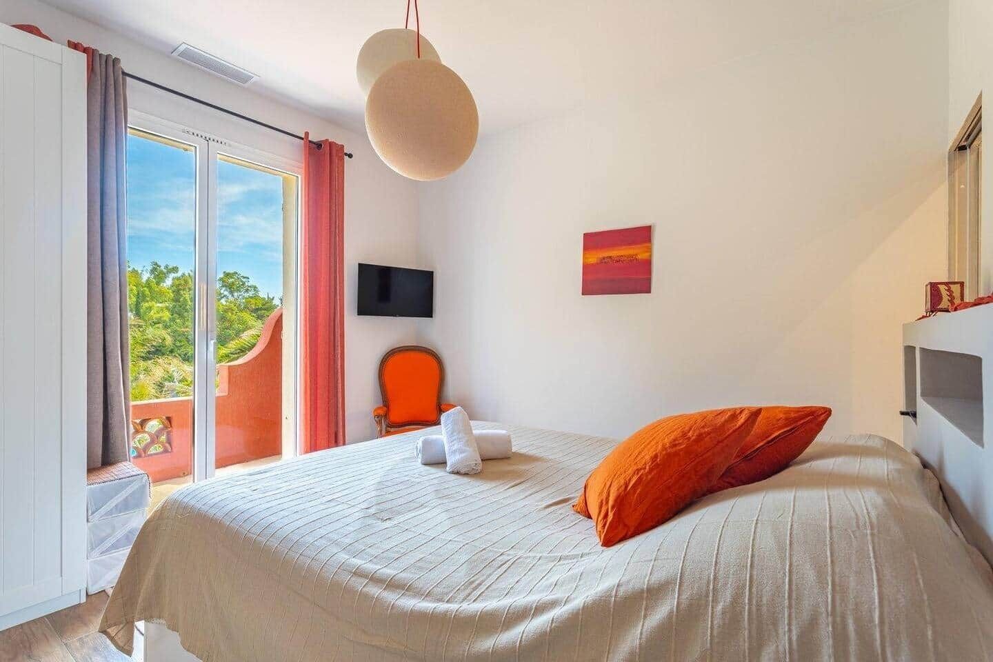 6 bedrooms, iron/ironing board, WiFi, bed sheets