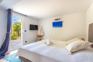 Ferros/tábuas de passar roupa, acesso à internet, roupa de cama