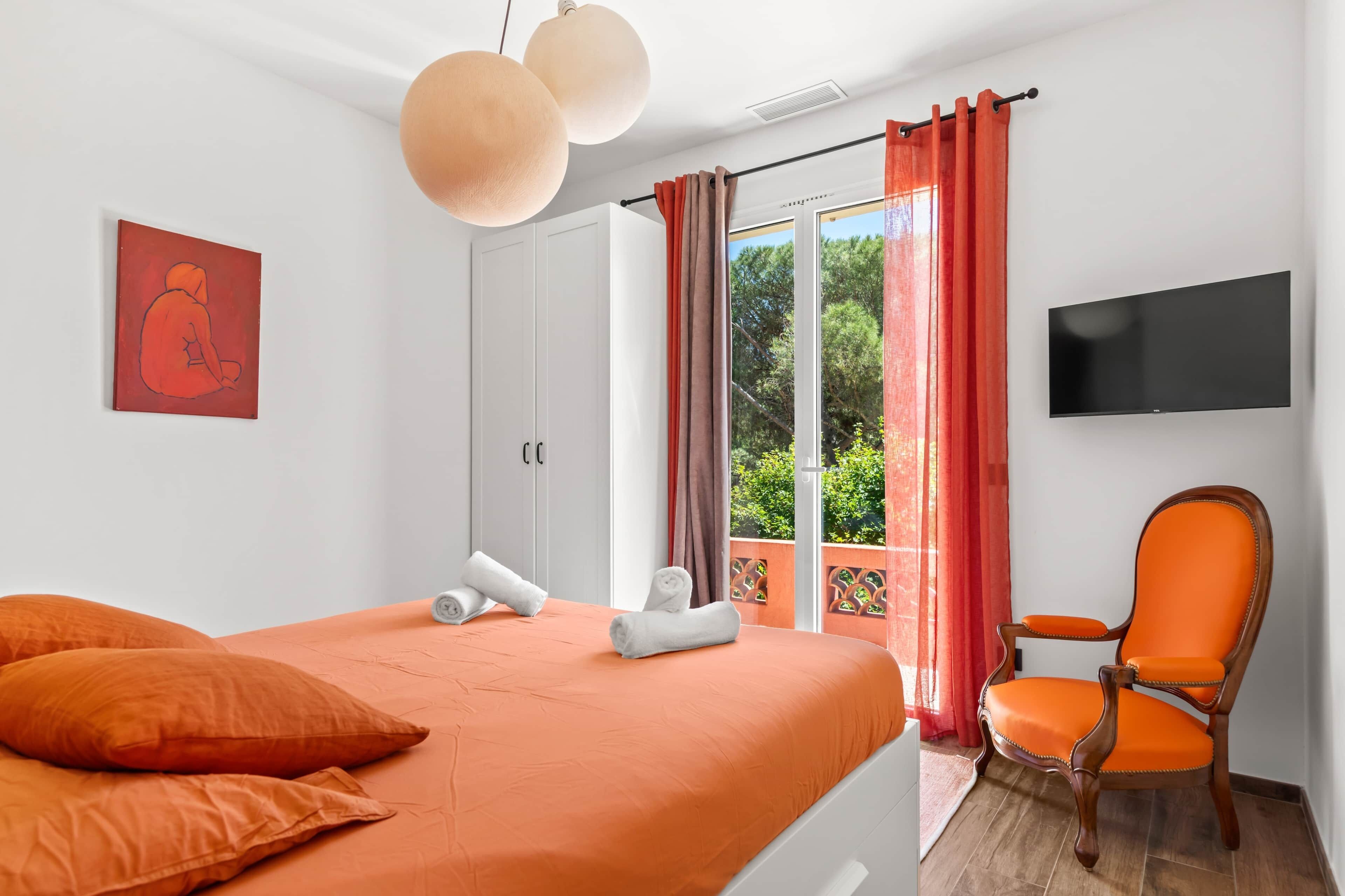 6 bedrooms, iron/ironing board, WiFi (free), bed sheets