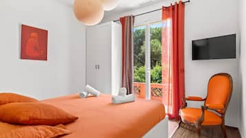 6 bedrooms, iron/ironing board, WiFi (free), bed sheets